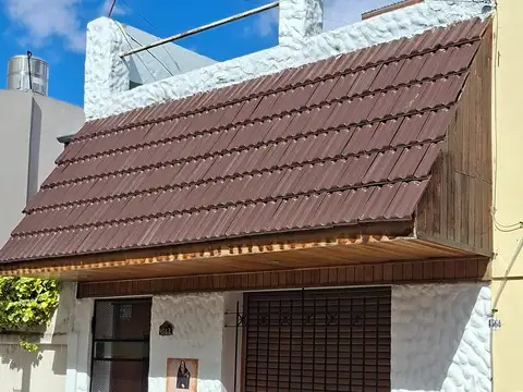 TIPO CASA ENTRADA INDEPENDIENTE DE 4 AMBIENTES CON AMPLIO PATIO CUBIERTO Y TERRAZA