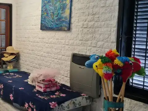 Hermosa Casa 4  Amb. Lote Propio. 142,460 m².  Quincho, Patio, Jardin, Terraza