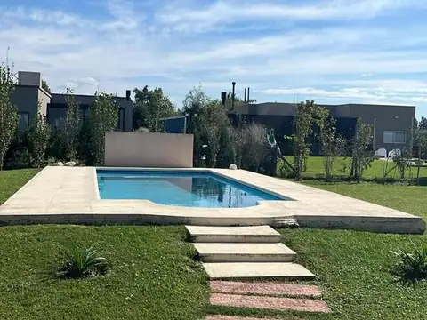 Casa 4 ambientes con 2 baños