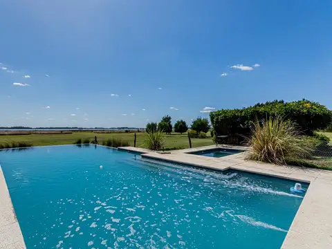 Venta de casa en Barrio de Chacras Laguna Vitel | 4 dormitorios |Vista a la laguna.