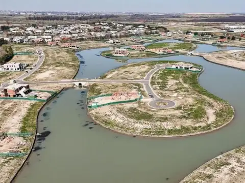 Lote con fondo a la laguna en San Roque, Canning Village.
