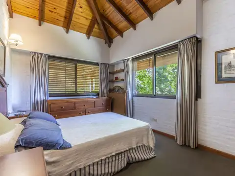 Casa de 6 ambientes en venta con jardín, pileta y VISTA AL GOLF en Highland!