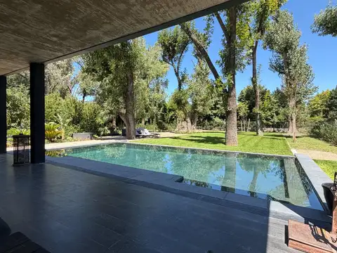 Casa en Venta con 4 cocheras