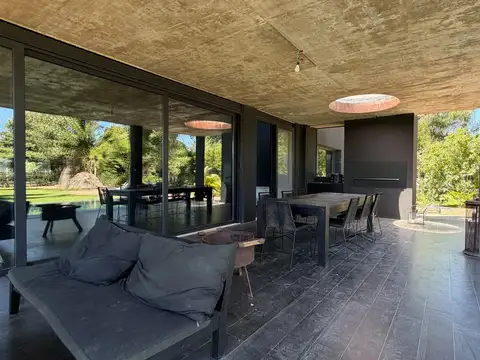 Casa 6 ambientes con 5 baños