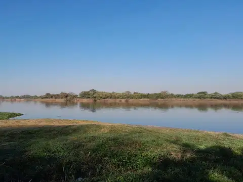 VENDO TERRENO ÚNICO SOBRE EL RÍO CORRIENTE EN ESQUINA!