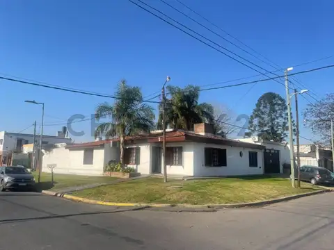 Casa de 2 Dormitorios con Cochera en Venta