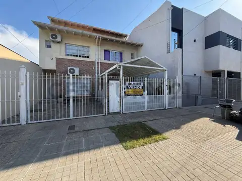 Venta Tríplex 4 Ambientes con Cochera Patio Parrilla Terraza en Carapachay