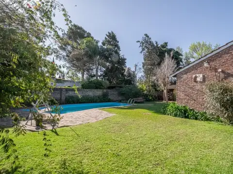 VENTA CASA UNA PLANTA 5 AMB, CON JARDÍN, PILETA, QUINCHO  Y COCHERA EN  SAN ISIDRO