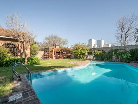 VENTA CASA UNA PLANTA 5 AMB, CON JARDÍN, PILETA, QUINCHO  Y COCHERA EN  SAN ISIDRO