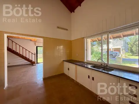 Casa 4 ambientes con 2 baños