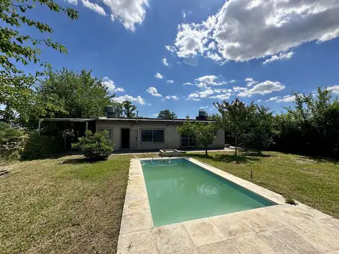 Casa en Venta. Oportunidad de inversión. 800 m2 totales. Con pileta. Aldea Suiza, Zárate.