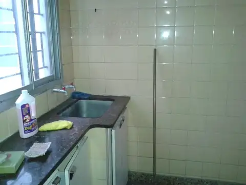 CASA DE 3 DORMITORIOS  PATIO CHICO Y COCHERA CUBIERTA