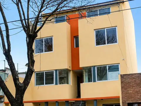 FABULOSO TRIPLEX 4 AMB. CON PLAY ROOM PATIO PARRILLA Y TERRAZA IMPECABLE CALIDAD PREMIUM