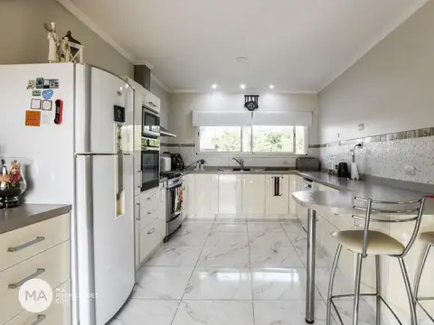 Casa en Venta con 2 cocheras