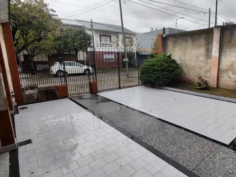 Casa con Cochera, Patio y Local en Venta – Wilde, Avellaneda