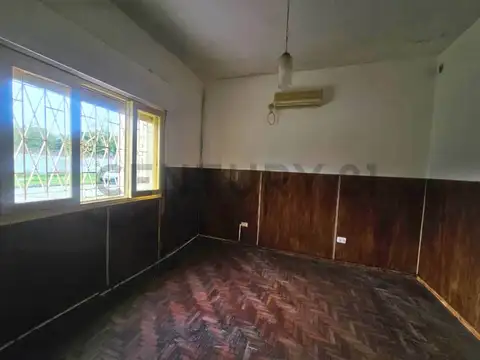 Casa de 2 dormitorios y cochera en barrio Bella Vista