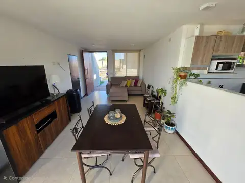 Casa 4 ambientes con 2 baños