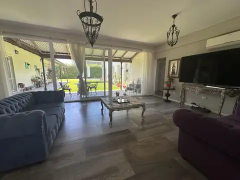 Casa 5 ambientes con 2 baños