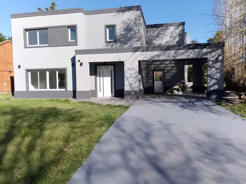 Casa en Venta con 2 cocheras
