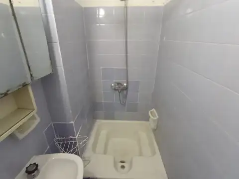 BUEN DTO DE UN AMBIENTE AL FRENTE CON BALCON Bolivar al 600