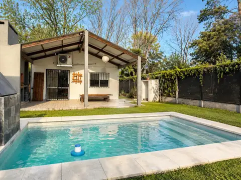 ALQUILER: Casa de dos dormitorios con galería, jardín y pileta en Funes.