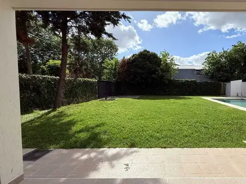 CASA EN VENTA GONNET 3 DORMITORIOS PILETA