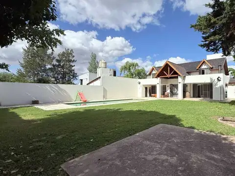 CASA EN VENTA GONNET 3 DORMITORIOS PILETA