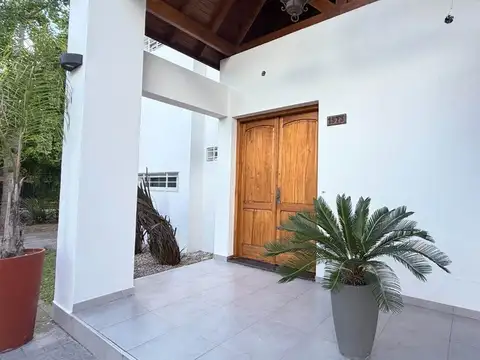 Casa en Venta con 3 cocheras