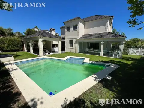 SIN MUEBLES. 3 DORMITORIOS y AREA SERVICIO. LOTE INTERNO.