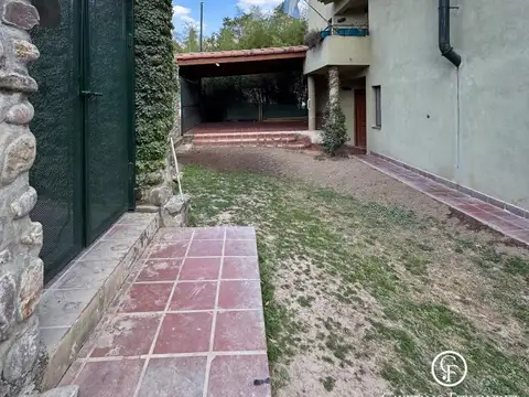 Casa 5 ambientes con 4 baños