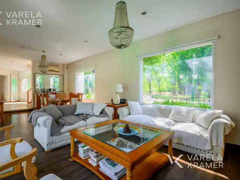 Casa en Venta con 4 cocheras