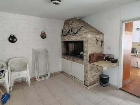 Casa 7 ambientes con 1 baño