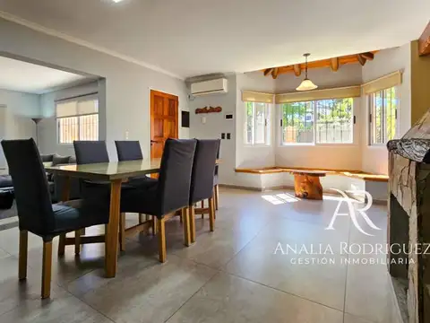 VENTA - CASA DE 4 AMBIENTES SOBRE LOTE DE 573 m² - PILETA, DEPENDENCIA, GRAN PARQUE Y COCHERAS – BELEN DE ESCOBAR
