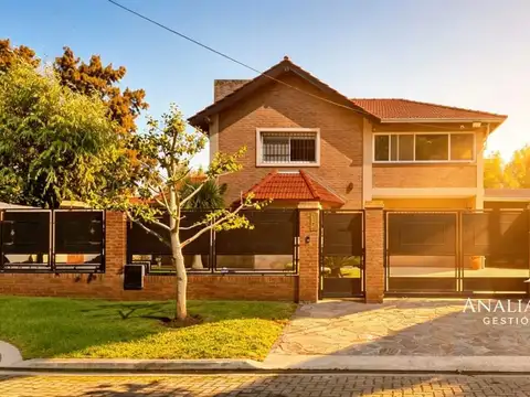 VENTA - CASA DE 4 AMBIENTES SOBRE LOTE DE 573 m² - PILETA, DEPENDENCIA, GRAN PARQUE Y COCHERAS – BELEN DE ESCOBAR