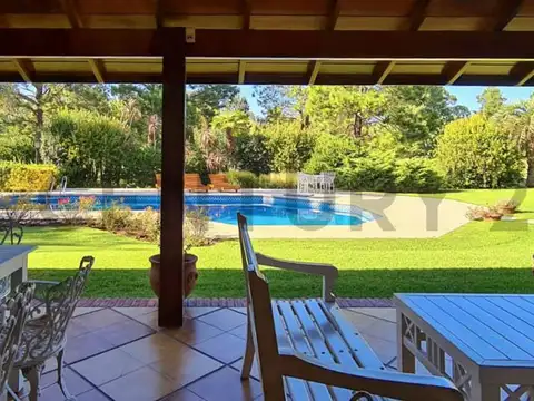 Casa estilo inglés sobre 2 lotes quincho huéspedes y vista al golf