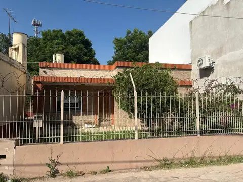 VENDE CASA CON LOCALES IDEAL INVERSION