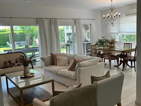 Casa 4 ambientes con 3 baños