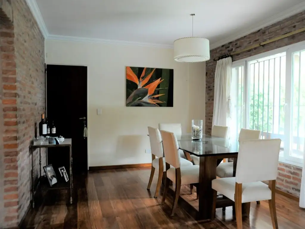 Casa - 230  m² Cubierta | 4 dormitorios | 4 baños | 5 ambientes | 3 cocheras | 363  m² Terreno