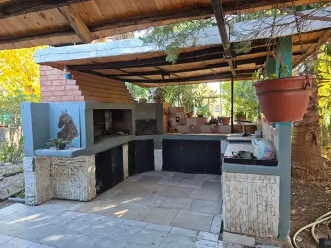 VENTA CASA QUINTA CON PILETA Y QUINCHO. Guaymallén