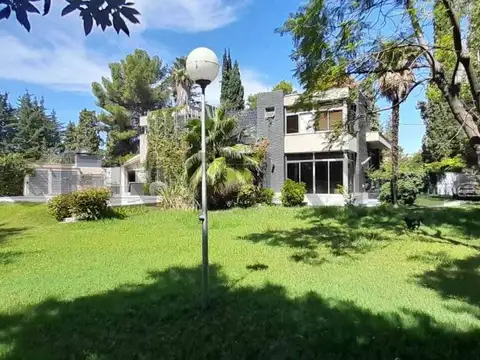 Casa en Venta con 2 cocheras