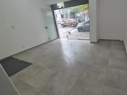 LOCAL reciclado a nuevo en ubicación clave- casi esquina Cuba y Av. Monroe!!!