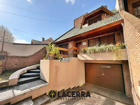 Casa en dos plantas con amplio parque, piscina climatizada!