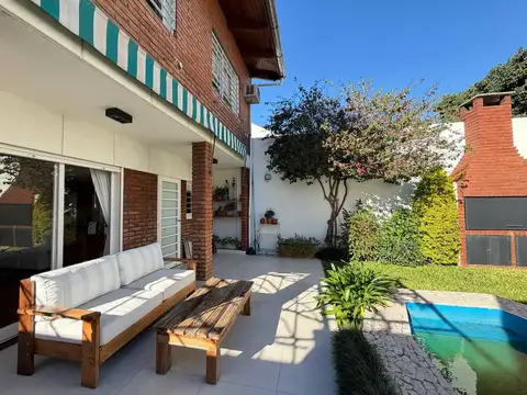 Casa 8 ambientes con 2 baños