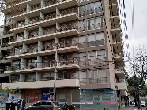 ALQUILO LUMINOSO Y AMPLIO MONOAMBIENTE. EXPENSAS, COCHERA FIJA y BAULERA INCLUIDAS.