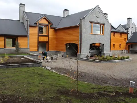 Casa 8 ambientes con 7 baños