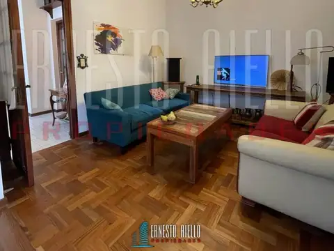 VENTA HERMOSA E IMPECABLE CASA 3 AMB EN AV LA MADRID. QUILMES O.  CON PATIO, COCHERA Y  PARRILLA.