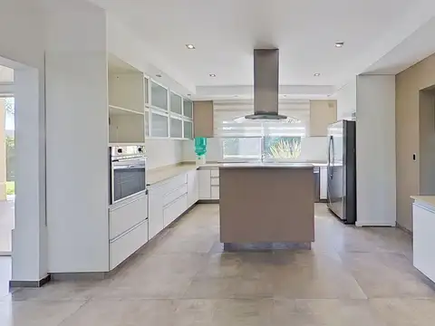 Casa 6 ambientes con 4 baños