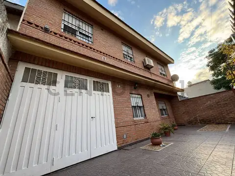Venta Casa 5 ambientes con cochera doble y patio en Villa Udaondo