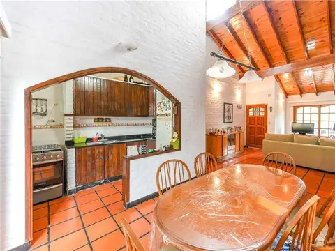 Casa 4 ambientes con 2 baños