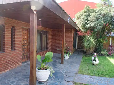 VENTA CHALET CON GRAN PARQUE Y EXCELENTE POTENCIAL– ITUZAINGÓ SUR APTO CREDITO